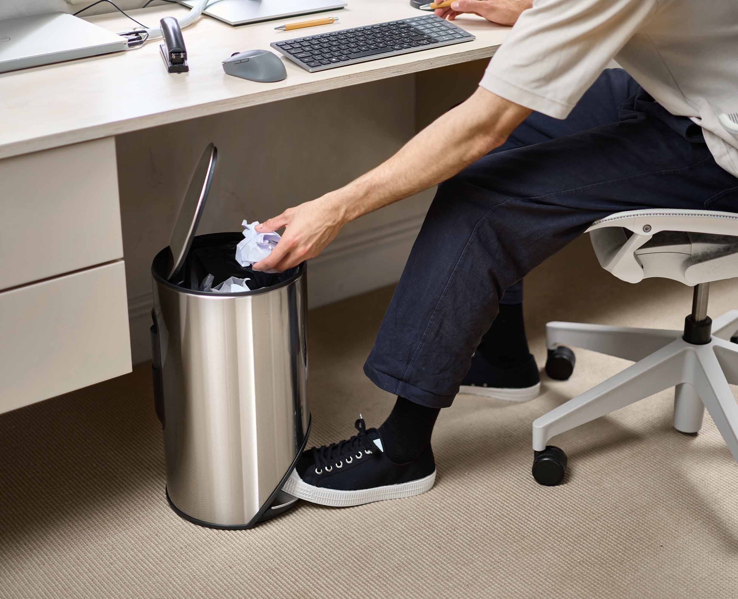 Arc™ 10L Easy-push Stainless-steel Pedal Trash Can - Image 3