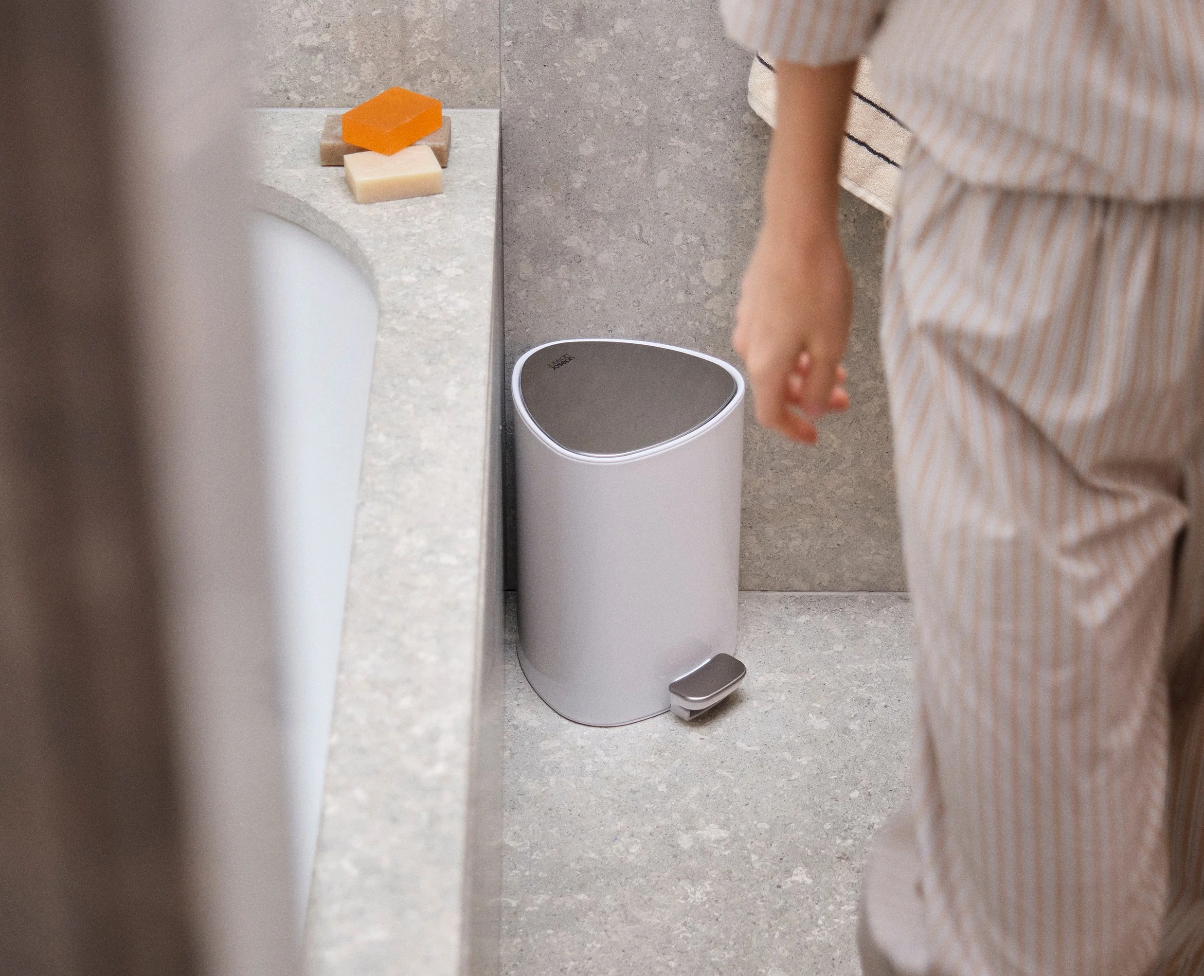 EasyStore™ 5L Gloss White Bathroom Pedal Trash Can - Image 3