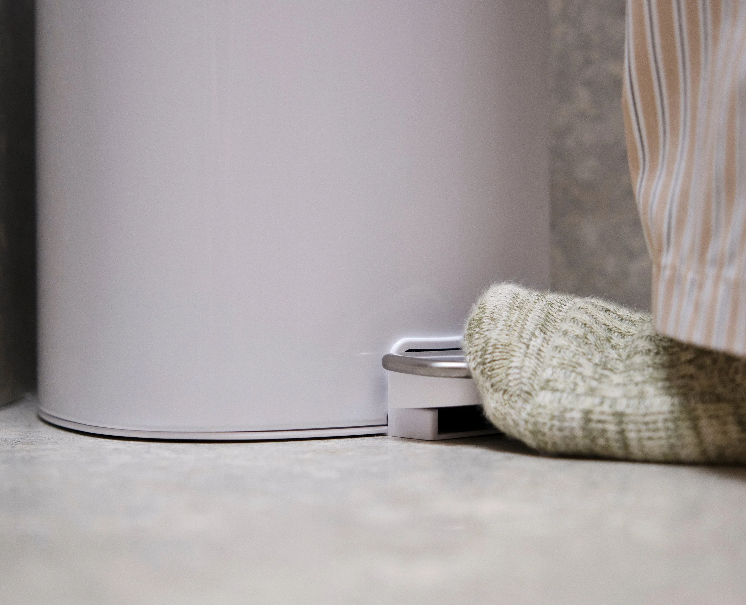 EasyStore™ 5L Gloss White Bathroom Pedal Trash Can - Image 4