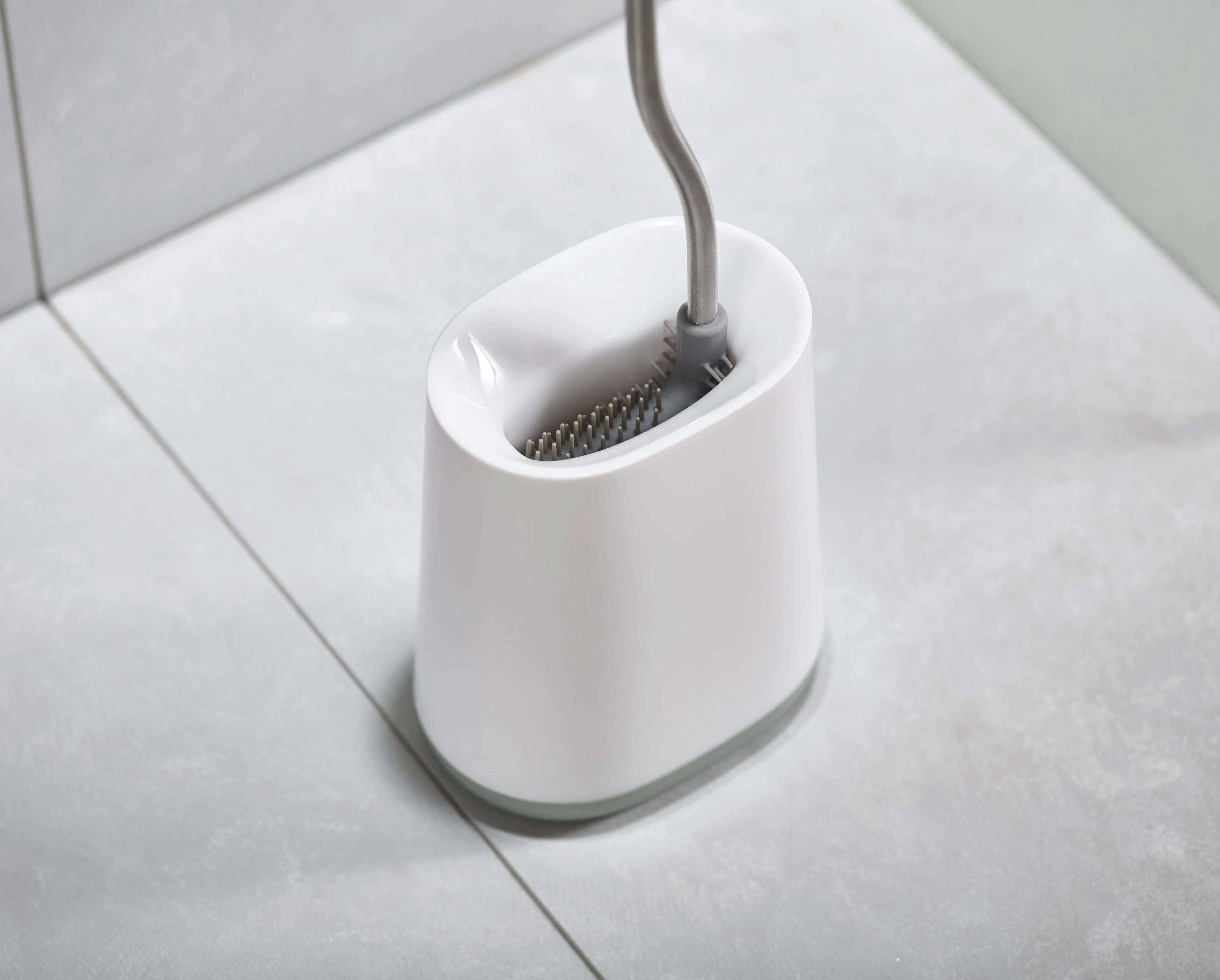 Flex™ Lite Pack of 2 Toilet Brushes - Image 4