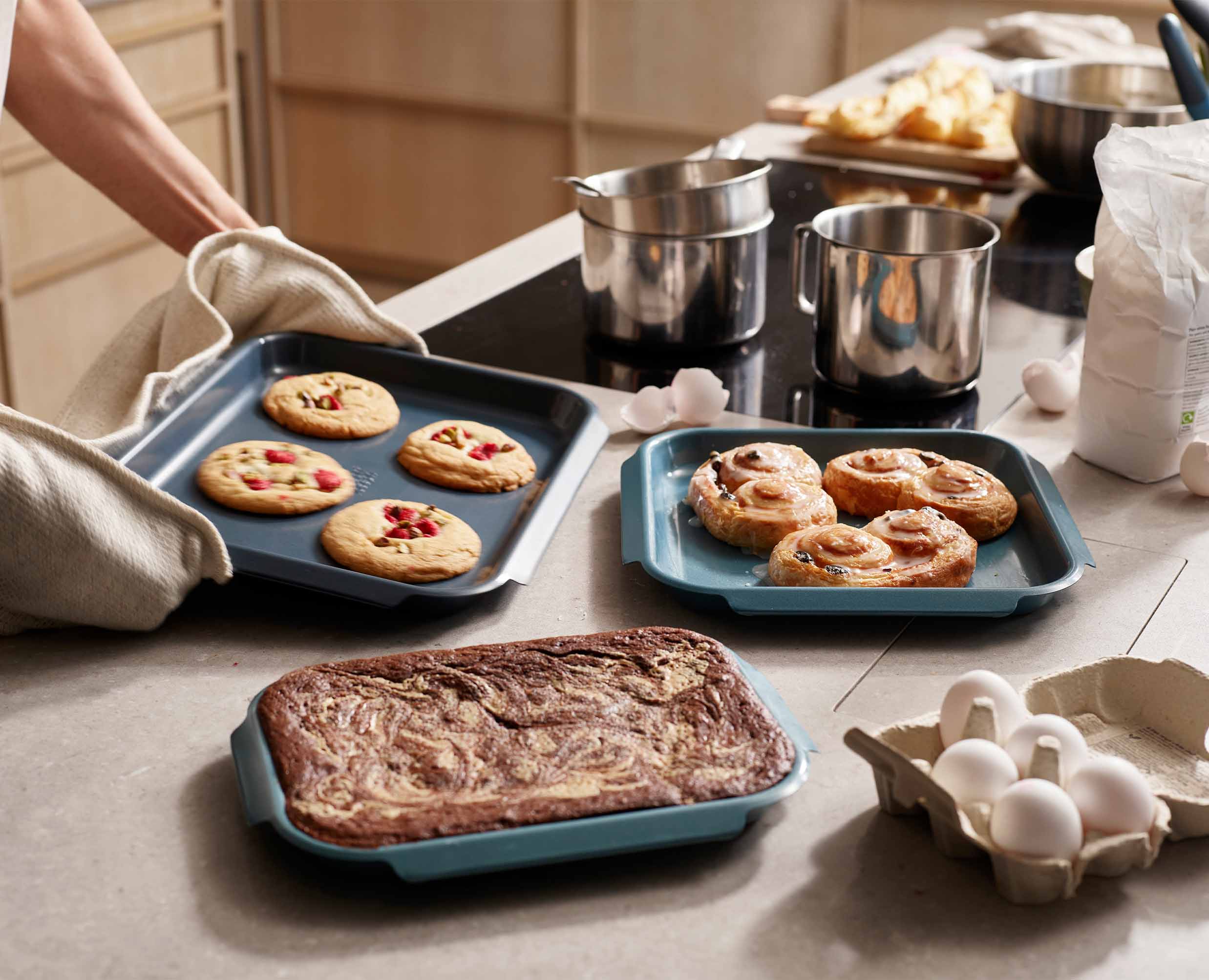 Nest™ Bake Non-Stick 3-piece Blue Baking Pan Set - Image 3
